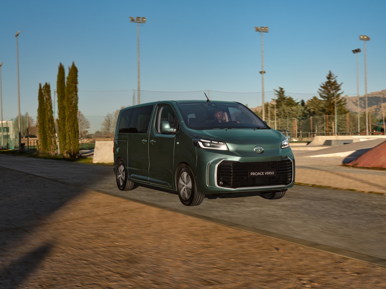 Linnakeskkonda pargitud Toyota Verso Electric 