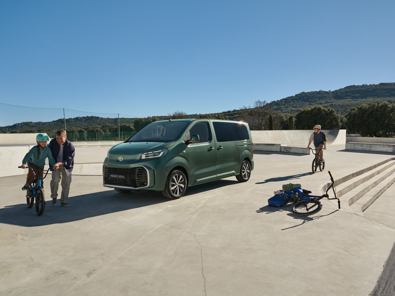 Toyota Proace Verso sõidab maanteel maakohas