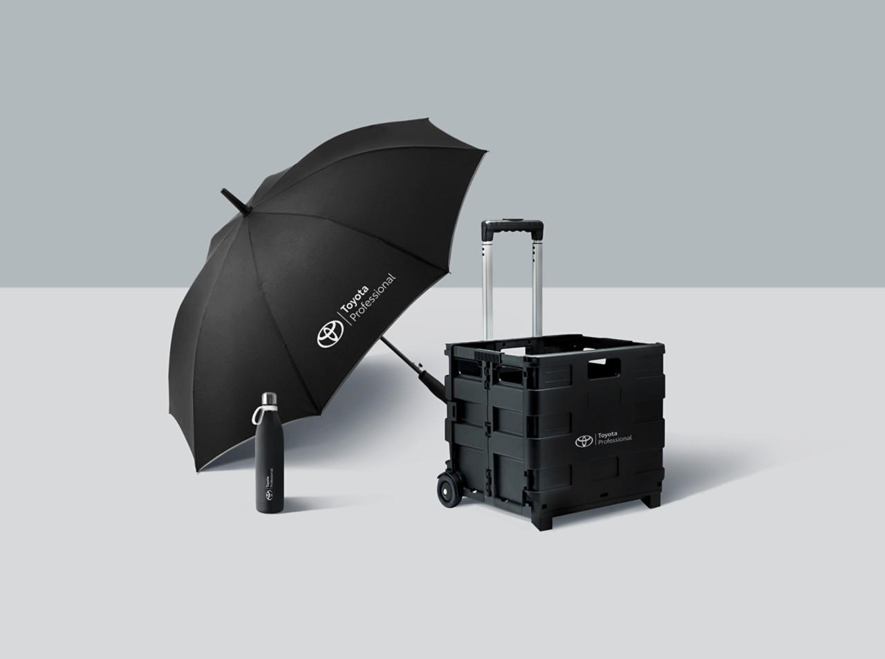 Toyota Professionali logoga vihmavari, veepudel ja käru