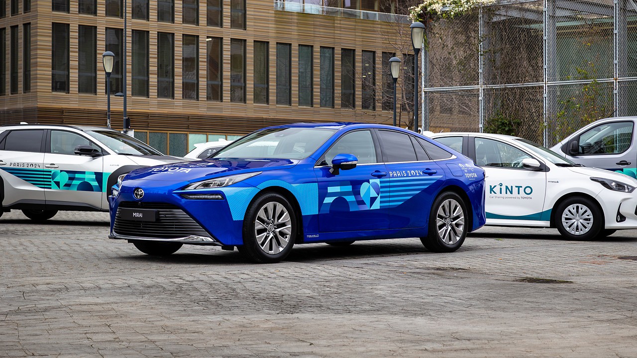 Toyota Mirai ja valik Toyota autosid üles rivistatud